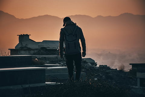 man, staand, ruïnes bouwen, achteraanzicht, backlit, rugzak, gebouw, wolken, avond, mist, landschap, licht, berg-, persoon, ruïnes, zonsondergang, wandelen, echte mensen, hemel, natuur, mensen, mannen, architectuur, levensstijlen, schoonheid in de natuur, Oranje kleur, scenics - natuur, buitenkant van het gebouw, vrijetijdsbesteding, volledige lengte, kijkend naar uitzicht, ingebouwde structuur, buitenshuis, 5K, CC0, publiek domein, royaltyvrij