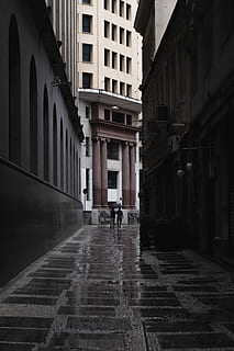 Mann, gå, bygninger, arkitektur, by, farger, dagslys, ytre, smal, fortau, mennesker, vei, gate, gatefoto, gaten fotografering, Urban, ha på, vinduer, bygget struktur, bygge eksteriør, bygning, menn, to mennesker, veien forover, våt, ekte folk, retning, tilfeldige mennesker, kvinner, livsstil, utsikt bakover, dag, full lengde, utendørs, regn, bakgate, 2K, CC0, offentlig domene, opphavsrett gratis