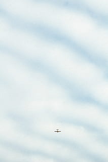 cel, núvols, avió, manera de transport, vehicle aeri, transport, núvol - cel, volant, vista d’angle baix, cap gent, en moviment, dia, viatjar, naturalesa, moviment, a l'aire, a l'aire lliure, avió de combat, militar, còpia espai, indústria aeroespacial, 5K, CC0, domini públic, lliure de regalies