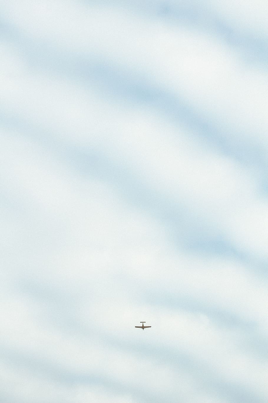cel, núvols, avió, manera de transport, vehicle aeri, transport, núvol - cel, volant, vista d’angle baix, cap gent, en moviment, dia, viatjar, naturalesa, moviment, a l'aire, a l'aire lliure, avió de combat, militar, còpia espai, indústria aeroespacial, 5K