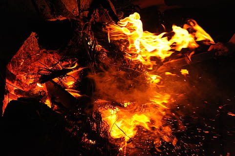 fuoco, fiamma, falò, umano, persona, notte, bastone, legna, combustione, e fumo., calore, conflagrazione, forme, nero, rosso, giallo, ardente, brace, scintille, mano, fuoco - fenomeno naturale, calore - temperatura, ceppo, colore arancione, natura, legna da ardere, raggiante, legno - materiale, campeggio, nessuno, avvicinamento, movimento, fuoco di bivacco, all'aperto, inferno, 4K, CC0, dominio pubblico, privo di copyright