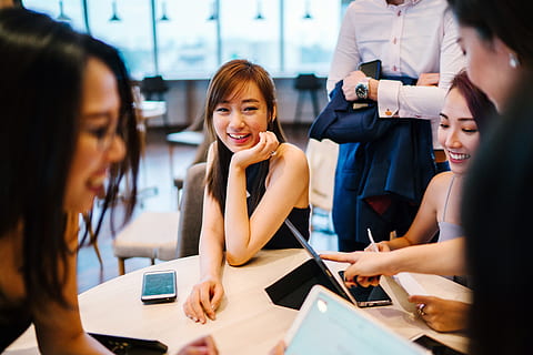 kvinde, sidder, grå, stol, computer, samarbejde, coworking, dag, skrivebord, apparat, medarbejdere, ansigtsudtryk, gruppe, lykkelig, indendørs, praktikant, bærbare computere, leder, møde, kontor, mennesker, skole, smartphone, smil, smilende, studerende, bord, tablet, teknologi, Kvinder, arbejde, arbejder, royalty billeder, gruppe af mennesker, voksen, forretning, ung voksen, unge kvinder, forretningsmand, virksomhedernes forretning, lykke, forretningskvinde, medarbejder, brainstorming, 8K