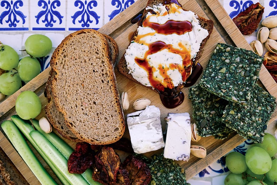 pa, verdures, marró, fusta, pissarra, formatge, cogombre, raïm, menjar, pis pla, tomàquet, pistatxo, plat de formatge, crema de formatge, granola, aperitiu, gourmet, frescor, tall, material de fusta, cultures, taula, sopar, berenar, alimentació saludable, refresc, fons, casolà, cuinar, dinar, variació, espècia, esmorzar, vegetals, fer dieta, carn, 5K