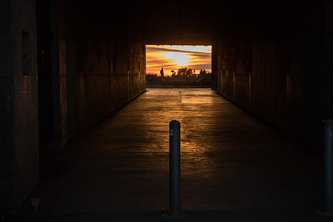 soare setat vedere, ușoară, semnal luminos, lumina soarelui, coridor, în aer liber, uman, persoană, cer roșu, apus de soare, natură, amurg, zori de zi, cer, tunel, siluetă, criptă, buncăr, clădire, pod, Boardwalk, arhitectură, construită, direcţie, oraș, exteriorul clădirii, calea de urmat, transport, nici o persoana, culoare portocalie, stradă, soare, lemn - material, drum, 5K, CC0, domeniu public, fără drepturi de autor