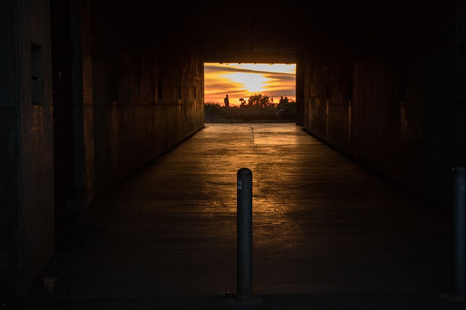 soare setat vedere, ușoară, semnal luminos, lumina soarelui, coridor, în aer liber, uman, persoană, cer roșu, apus de soare, natură, amurg, zori de zi, cer, tunel, siluetă, criptă, buncăr, clădire, pod, Boardwalk, arhitectură, construită, direcţie, oraș, exteriorul clădirii, calea de urmat, transport, nici o persoana, culoare portocalie, stradă, soare, lemn - material, drum, 5K