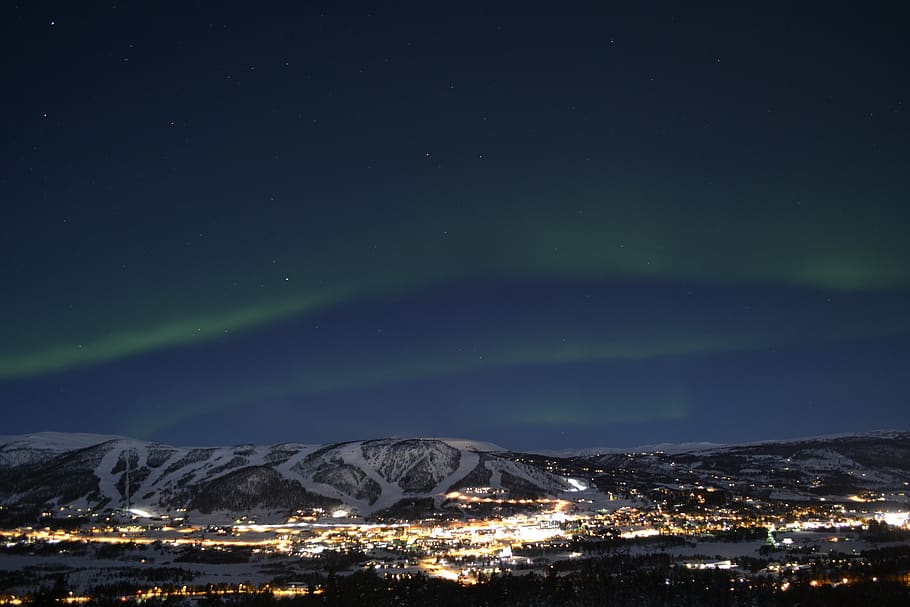 noruega, geilo, nit, il·luminat, cel, arquitectura, bellesa a la natura, estrella - espai, escenics - natura, exterior de l'edifici, espai, estructura construïda, neu, naturalesa, astronomia, muntanya, cap gent, hivern, temperatura de fred, ciutat, edifici, paisatge urbà, muntanya nevada, poder a la natura, 4K