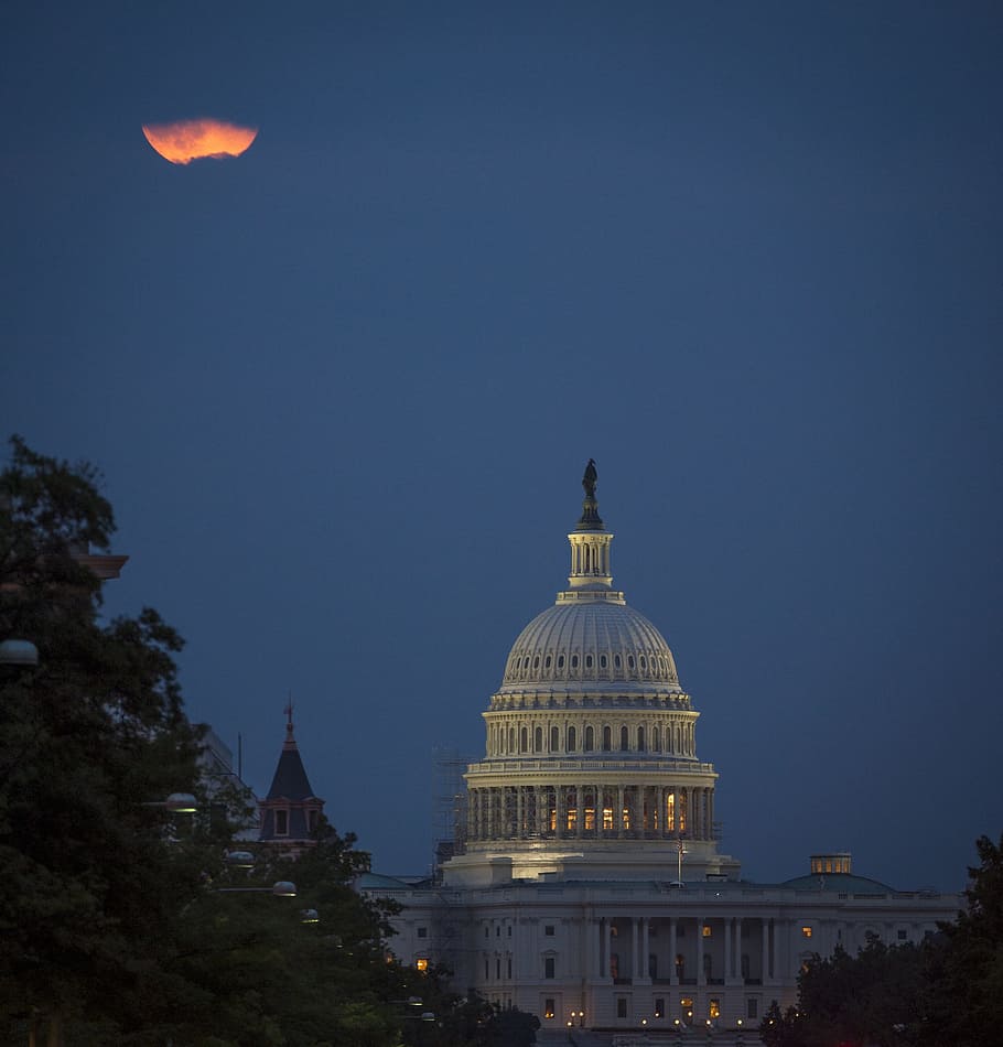 edifici, lluna, supermoon, construcció, arquitectura, Capitoli, Washington, exterior de l'edifici, estructura construïda, cúpula, cap gent, destinacions de viatge, govern, cel, naturalesa, ciutat, cel clar, turisme, política, arbre, autoritat, viatjar, a l'aire lliure, neoclàssic, 2K