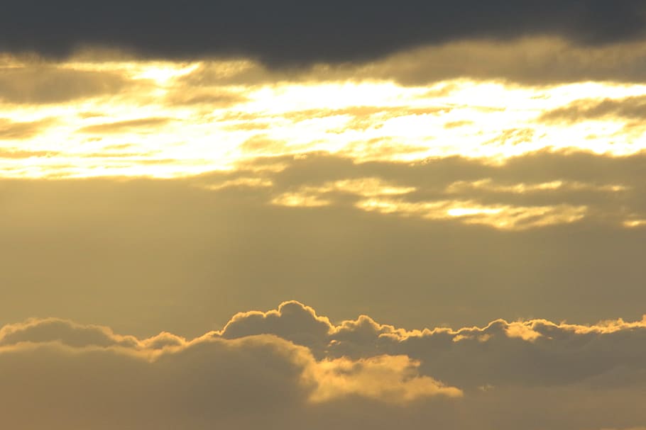 solstråler, skyer, baggrundsbelyst, mørke skyer, daggry, dagslys, dramatisk, skumring, aften, himmel, landskab, lys, natur, udendørs, regn, afspejling, naturskøn, storm, sol, solopgang, solnedgang, vejr, sky - himmel, skønhed i naturen, scenics - natur, cloudscape, ro, sollys, ingen mennesker, baggrunde, idyllisk, dramatisk himmel, rolig scene, orange farve, atmosfære, solstråle, lyse, meteorologi, vind, 5K