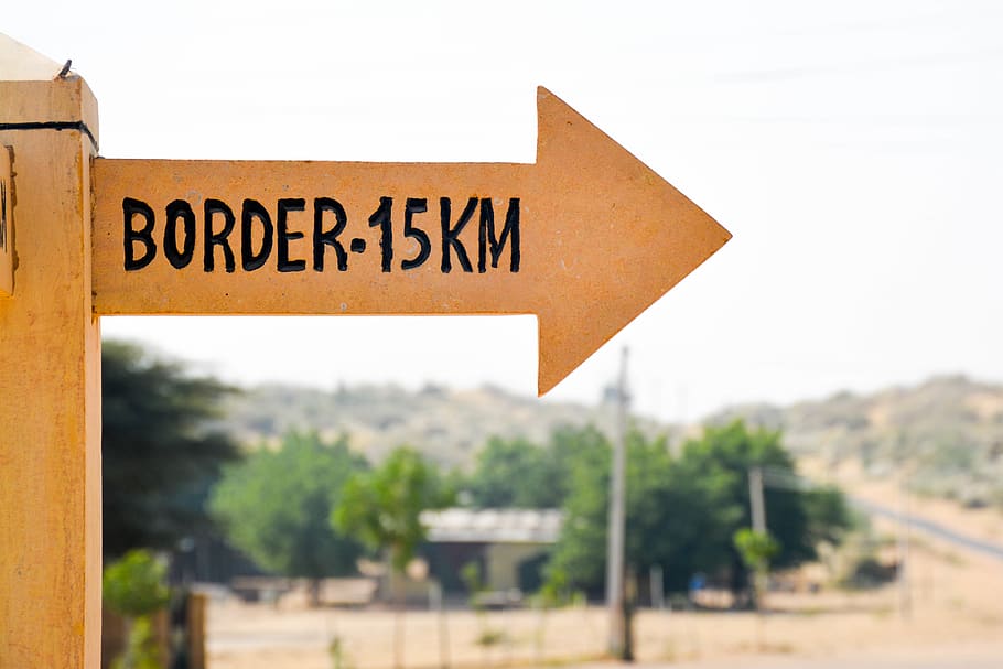 Rand, Indien, Richtung, Pfeil, Meilenstein, Pakistan Grenze, longewala, Wüste, Zeichen, Kommunikation, Beratung, keine Leute, Straßenschild, Fokus auf den Vordergrund, Pfeilsymbol, Text, Tag, Richtungszeichen, Straße, Stadt, Transport, die Architektur, Symbol, draußen, Geschäft, kopieren sie platz, westliche Schrift, Botschaft, 4K