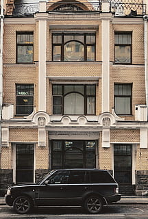 sort suv, hjem indretning, vindue, automobil, transportmidler, køretøj, bil, gardin, vindueskygge, maskine, hjul, talte, dæk, lukker, legeringshjul, postkontor, by-, væg, bilhjul, sportsvogn, coupe, arkitektur, bygning udvendig, bygget struktur, by, motor køretøj, transportform, bygning, land køretøj, dag, boligområde, ingen mennesker, gade, udendørs, retro stylet, murstens væg, bue, 2K, CC0, offentligt domæne, royaltyfrie