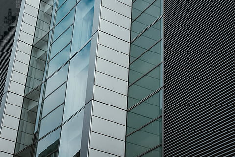 speilbygging, Urban, by, skyskraper, høy vekst, bygning, arkitektur, kontorbygg, bolig, leilighetskompleks, sentrum, bygget struktur, bygge eksteriør, glass - materiale, moderne, kontorbygning eksteriør, kontor, lav vinkel visning, refleksjon, full ramme, mønster, ingen folk, dag, vindu, bakgrunn, utendørs, natur, design, 4K, CC0, offentlig domene, opphavsrett gratis