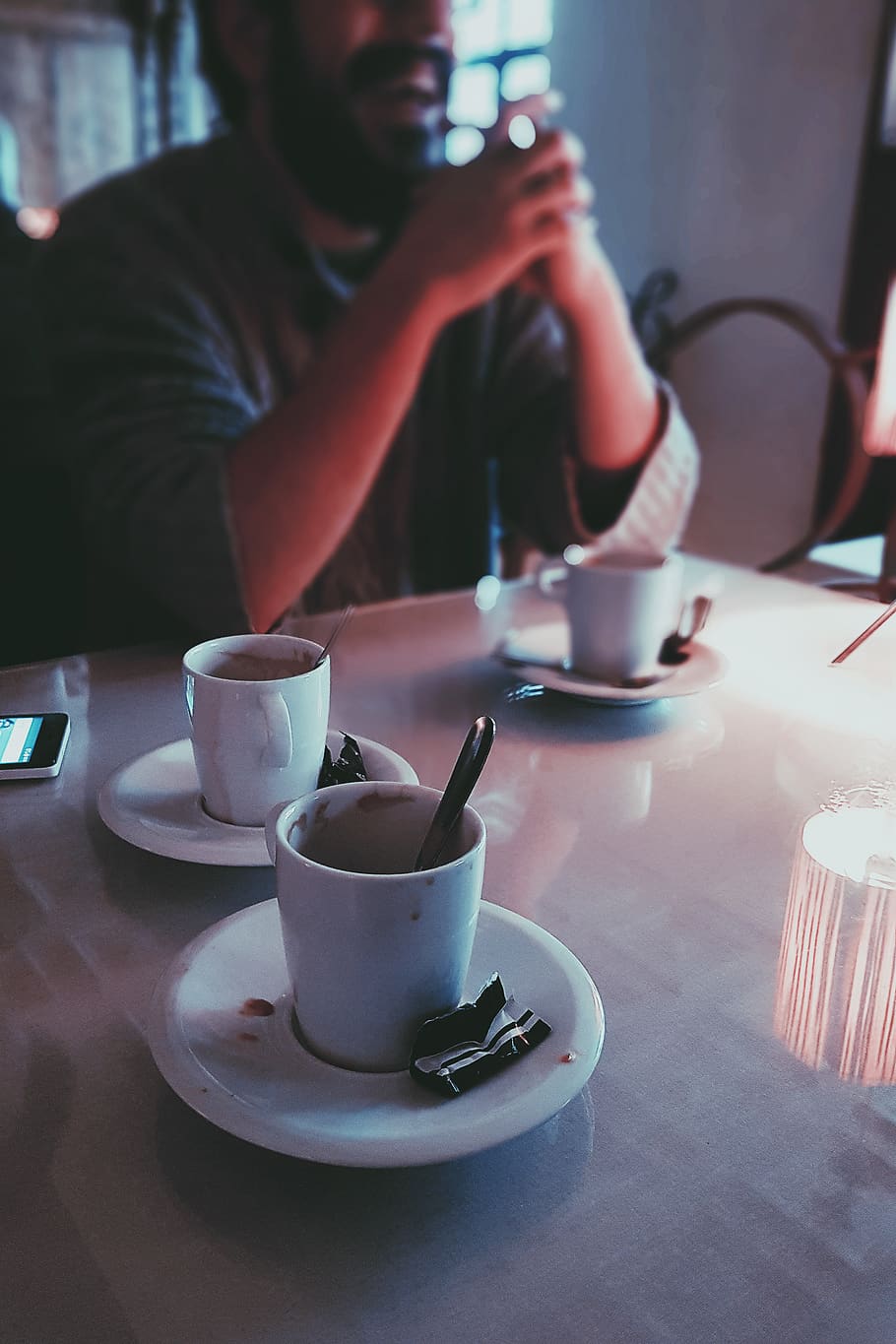 espanya, jerez, homes, barba, mòbil, smartphone, amics, andalusia, cafè, sevilla, relaxa't, temps, esmorzar, bonic, noi, andalucia, riure, tassa, taula, beure, tassa de cafè, menjar i beguda, cafè - beguda, refresc, una persona, persones reals, plat, vaixella, a l'interior, cafeteria, assegut, utensili per menjar, estils de vida, estri de cuina, beguda calenta, tassa de te, 2K