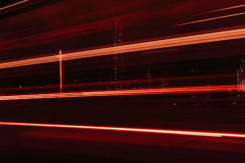 luci rosse, sentiero leggero, notte, velocità, illuminato, lunga esposizione, movimento, movimento sfocato, rosso, nessuno, architettura, strada, città, mezzi di trasporto, vita di città, all'aperto, cultura artistica e intrattenimento, attrezzatura per l'illuminazione, luce - fenomeno naturale, fanale posteriore, vita notturna, 4K, CC0, dominio pubblico, privo di copyright