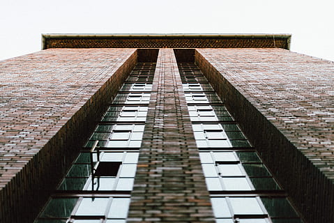 Untersicht, braun, Beton, Gebäude, städtisch, Struktur, Fenster, Backstein, Glas, Fassade, Außen, gestalten, Urbanismus, Stadt, die Architektur, Himmel, gebaute Struktur, Gebäudehülle, draußen, keine Leute, berühmter Platz, Asien, städtische Szene, stein material, Kulturen, 5K, CC0, gemeinfrei, lizenzfrei