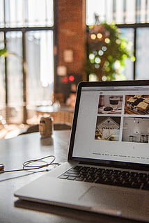 MacBook Pro, nešiojamas kompiuteris, langas, ekranas, programa, gali, gerti, gėrimas, kavinė, saulės šviesa, bokeh, lentelė, interjero dizainas, restoranas, „MacBook“, modernus, terpėje, neryškus, darbo vietoje, technologijos, dirbti, kompiuteris, verslą, biuras, stalas, internetas, patalpose, nėra žmonių, įranga, Kompiuterio monitorius, darbo, belaidžio ryšio technologija, kompiuterio klaviatūra, darbo vieta, vnt, komunikacijos, duomenis, Iš arti, 5K, CC0, Viešasis domenas, nemokamai