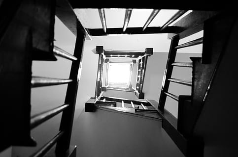 modelo, interior, arquitectura, barandilla, edificio, antiguo, escalera, devanado, espiral, adentro, nadie, estructura construida, escalones y escaleras, metal, día, escalera de caracol, vacío, interior de la casa, vista de ángulo bajo, ausencia, en una fila, directamente debajo, pared - característica de la construcción, 2K, CC0, dominio público, libre de derechos
