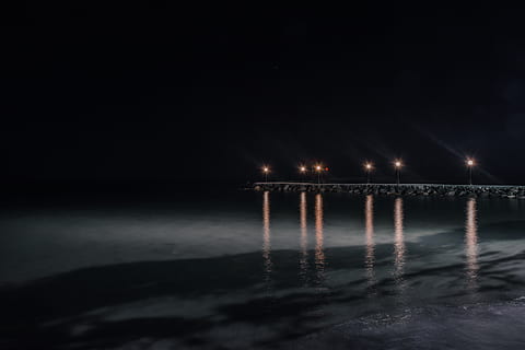 Ocean Dock, Dock, Seebrücke, Ozean, Strand, Licht, Nacht-, schwarz, Langzeitbelichtung, Reflexion, Ufergegend, Hafen, abstrakt, Meer, Wasser, Himmel, Natur, beleuchtet, keine Leute, Ruhe, kopieren sie platz, ruhige Szene, gebaute Struktur, dunkel, draußen, die Architektur, Szenen - Natur, Schönheit in der Natur, 5K, CC0, gemeinfrei, lizenzfrei