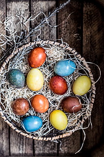 bunt gemischte Eier, Lebensmittel, Ei, Essen und Trinken, Ostern, Feier, Urlaub, mehrfarbig, Osterei, keine Leute, Religion, Holz - Material, High Angle View, Dekoration, Nahansicht, drinnen, Stillleben, Ferienveranstaltung, 5K, CC0, gemeinfrei, lizenzfrei