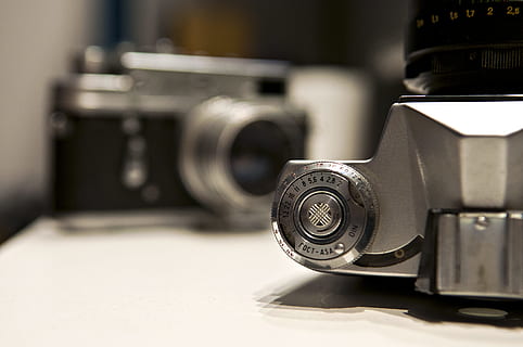 camera, photography, objects, slr, lens, close-up, camera - photographic equipment, photography themes, technology, indoors, lens - optical instrument, no people, focus on foreground, selective focus, still life, antique, single object, retro styled, lens - eye, nostalgia, arts culture and entertainment, equipment, machinery, photographic equipment, digital camera, 4K, CC0, public domain, royalty free
