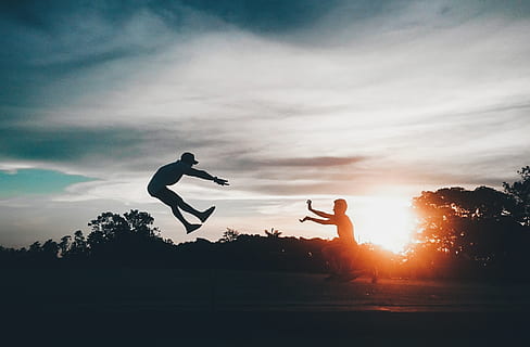 persoon, voorkant, man, vliegend, vervelend, hoed, zonsondergang, actie, aanval, backlit, wolken, dageraad, genot, avond, dom, vrienden, vriendschap, pret, hadouken, jumpshot, landschap, mannen, natuur, mensen, schildering, recreatie, toneel-, aftekenen, hemel, zon, bomen, silhouet, wolk - lucht, twee personen, jumping, mid-air, vrijetijdsbesteding, levensstijlen, echte mensen, volledige lengte, sport, saamhorigheid, vitaliteit, schoonheid in de natuur, buitenshuis, menselijke arm, opwinding, 2K, CC0, publiek domein, royaltyvrij