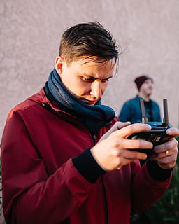 mężczyzna, za pomocą, czarny, aparat fotograficzny, osoba, człowiek, fotograf, fotografia, zdjęcie, palec, cameragear, warkot, filmowanie, produkcja filmu, produkcja wideo, sprzęt fotograficzny, gry wideo, elektronika, posiedzenie, robienie na drutach, mnich, danie, jedzenie, jedna osoba, trzymać, styl życia, technologia, prawdziwi ludzie, mężczyźni, spędzania wolnego czasu, technologia bezprzewodowa, telefon komórkowy, odzież, porozumiewanie się, pas w górę, inteligentny telefon, codzienne ubrania, młody dorosły, młodzi mężczyźni, połączenie, na dworze, szalik, ciepłe ubranie, adolescencja, kaptur - odzież, nastolatek, 4K, CC0, domena publiczna, darmowe zdjęcia