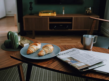 due pani di croissant, cibo, legna, interior design, prima colazione, giornale, pane, casa, freddo, colori, caffè, decorazione, amante del cibo, blog, soggiorno, mattina, Domenica, Irving, dolce, colori autunnali, musica, tavolo, in casa, nessuno, cibo e bevande, legno - materiale, natura morta, pubblicazione, piatto, libro, tazza, concentrarsi sulle conoscenze acquisite, posto a sedere, boccale, freschezza, al forno, tazza di caffè, sedia, bere, avvicinamento, cibo francese, vasellame, 5K, CC0, dominio pubblico, privo di copyright