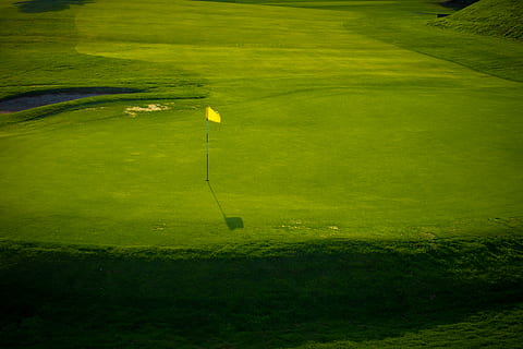 terrain de golf, prairie, champ, en plein air, herbe, plante, flore, le golf, couleur verte, sport, activité, green - parcours de golf, drapeau, Activité de loisir, drapeau de golf, personne, la nature, vert, journée, club de golf, ombre, Activités du week-end, lumière du soleil, 5K, CC0, domaine public, libre de droits