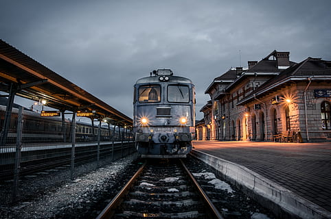grå, tog, togstation, jernbanetransport, himmel, belyst, spore, transportmidler, jernbanespor, arkitektur, transportform, sky - himmel, bygning udvendig, tog - køretøj, skumring, natur, offentlig transport, bygget struktur, nat, ingen mennesker, belysningsudstyr, udendørs, 4K, CC0, offentligt domæne, royaltyfrie