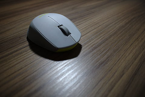 Computer, Maus, Büro, Technologie, drinnen, Holz - Material, Tabelle, Sport, High Angle View, keine Leute, Stillleben, Nahansicht, schwarze Farbe, einzelnes Objekt, weiße Farbe, Schatten, zwei Objekte, Sportausrüstung, Kugel, Ausrüstung, Tag, Bewegung, Computermaus, 5K, CC0, gemeinfrei, lizenzfrei