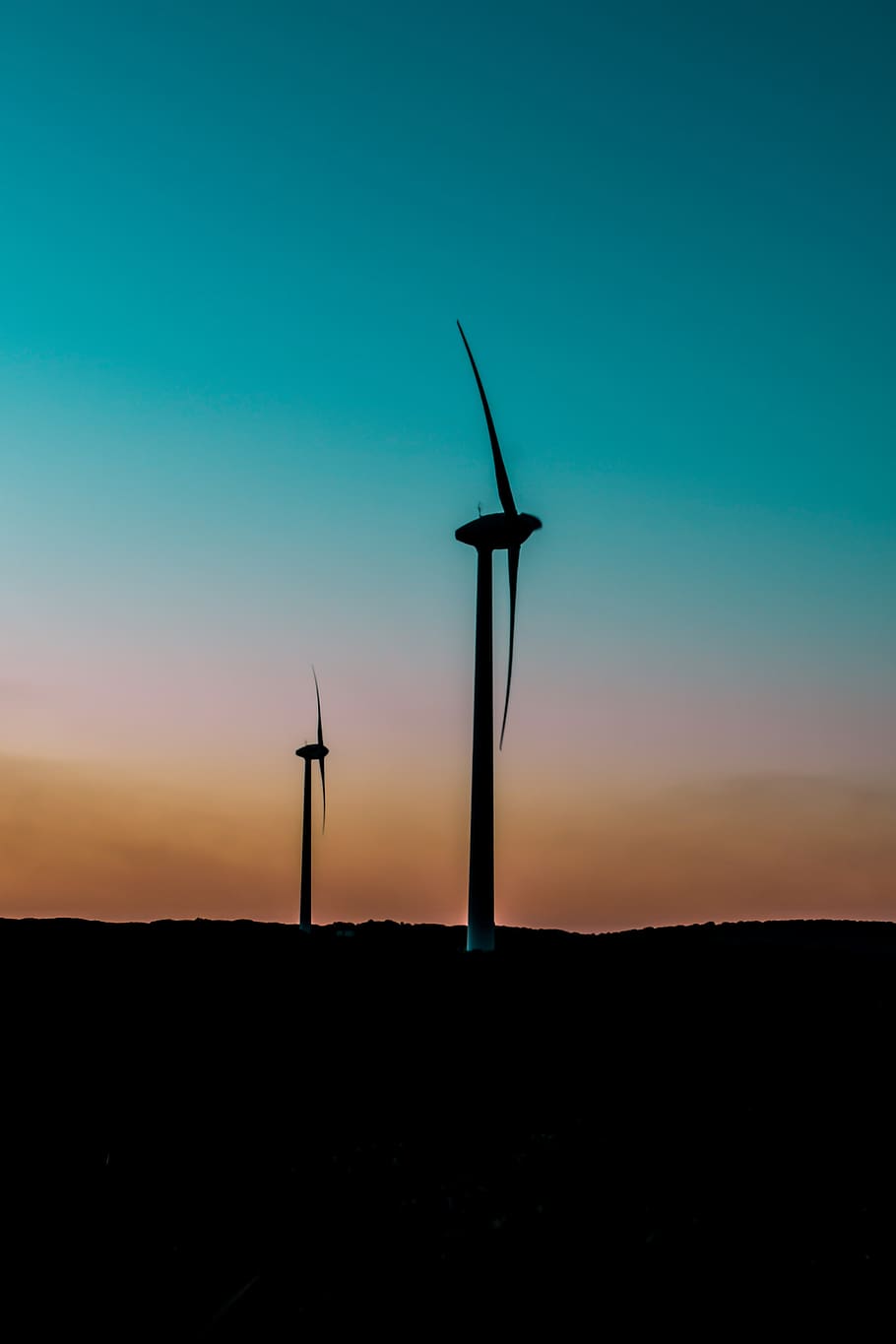 Maschine, Motor, Motor-, Turbine, Windkraftanlage, zurück, Himmel, Sonnenaufgang, Natur, draußen, Silhouette, Parlament, Kraftwerk, Gebäude, Freizeitaktivitäten, Abenteuer, Zylinder, Fackel, Licht, Pflanze, Sonnenuntergang, Umgebung, Umweltschutz, erneuerbare Energie, alternative Energie, Landschaft, Windkraft, Kraftstoff- und Stromerzeugung, Feld, Szenen - Natur, orange Farbe, Land, Technologie, Schönheit in der Natur, kopieren sie platz, keine Leute, nachhaltige ressourcen, 5K