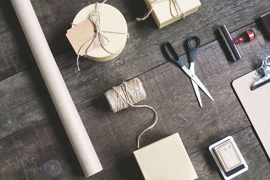 materiály flatlay fotografie, flatlay, Lodní doprava, box, stůl, vysoký úhel pohledu, stálý život, uvnitř, dřevo - materiál, nůžky, nikdo, pracovního nástroje, zařízení, vlákno, cívka, nástroj, ruční nářadí, skupina objektů, brýle, svinovací metr, dílna, variace, umění a řemesla, výběr, osobní příslušenství, 4K