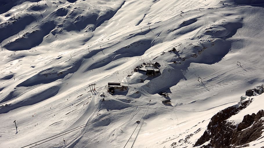 gråt sand, sne, bjerg, udendørs, natur, gletscher, is, sport, piste, Zugspitze, grå, wintersport, kold, vinter, ski, klint, skrænt, udvej, Hotel, bygning, kold temperatur, fritidsaktivitet, vintersport, skønhed i naturen, dag, hvid farve, livsstil, rigtige mennesker, dækker, høj vinkel visning, scenics - natur, miljø, eventyr, ferier, bjergkæde, snedækket bjerg, 5K