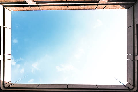 himmel, arkitektur, blå, skyer, hvid, bygget struktur, dag, natur, vindue, sky - himmel, lav vinkel visning, ingen mennesker, sollys, udendørs, tag, bygning udvendig, bygning, kopiere plads, glas - materiale, murbygningsfunktion, tagvindue, blank, direkte under, vinduesramme, 5K, CC0, offentligt domæne, royaltyfrie
