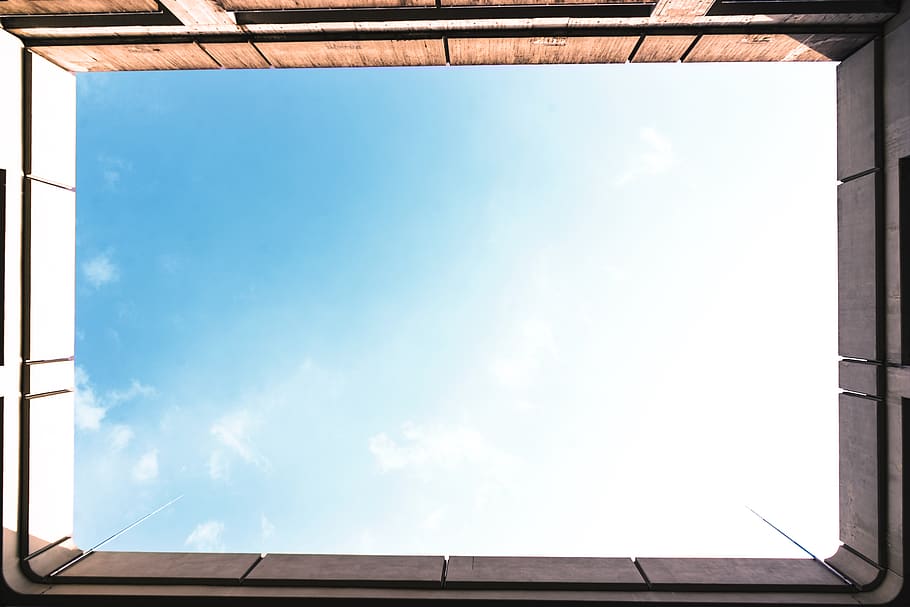 himmel, arkitektur, blå, skyer, hvid, bygget struktur, dag, natur, vindue, sky - himmel, lav vinkel visning, ingen mennesker, sollys, udendørs, tag, bygning udvendig, bygning, kopiere plads, glas - materiale, murbygningsfunktion, tagvindue, blank, direkte under, vinduesramme, 5K