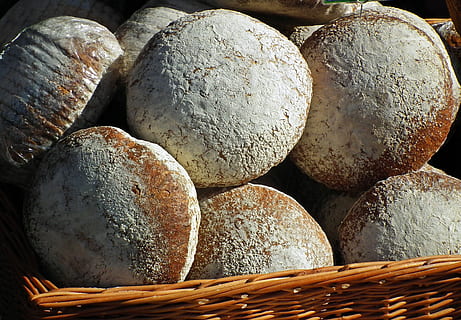leipä, kori, jauhot, rapea, leipoa, ruoka, ruoka ja juoma, tuoreus, kontti, terveellinen ruokavalio, asetelma, hyvinvointi, ei ihmisiä, sisällä, ruskea, lähikuva, paistettu, suuri joukko esineitä, korihuonekalut, ryhmä kohteita, leipää, pöytä, myymälä, pulla, 2K, CC0, public domain, rojaltivapaa