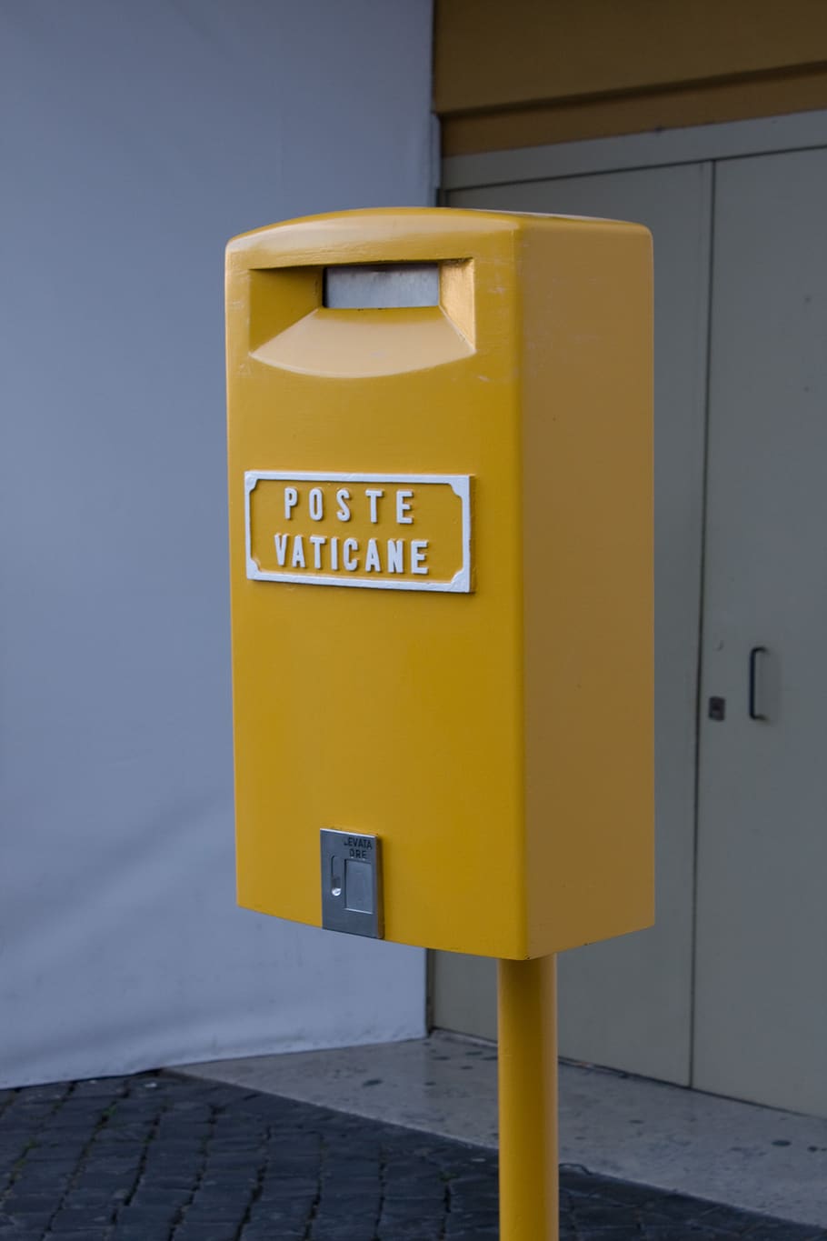 Vaticano, inviare, posta, cassetta postale, cassetta delle lettere, casella postale, giallo, comunicazione, testo, nessuno, lettera, casella di posta pubblica, caratteristica della parete, avvicinamento, giorno, connessione, tecnologia, all'aperto, sceneggiatura occidentale, architettura, cartello, blu, corrispondenza, scatola, 4K
