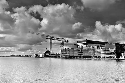 hdr, Werft, Kontrast, Reflexion, Wasser, Fluss, Industrie, Kanal, Schwarz und weiß, Wolken, Landschaft, die Architektur, Schiff, Gebäude, Turmdrehkran, Kran - Baumaschinen, Himmel, wolke - himmel, Maschinen, Baugewerbe, gebaute Struktur, Ufergegend, Gebäudehülle, Natur, Baustelle, Entwicklung, keine Leute, Kran, draußen, Tag, Baumaschinen, industrielle Ausrüstung, 5K, CC0, gemeinfrei, lizenzfrei