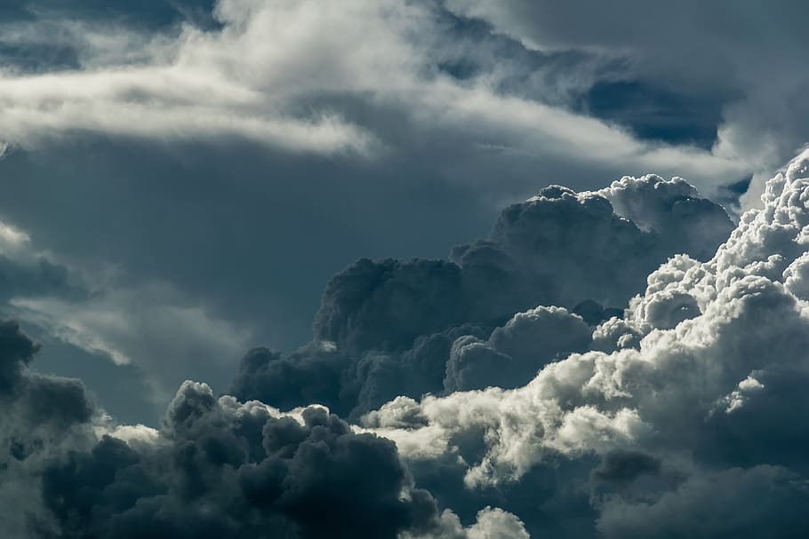 cumulus skyer, smuk, skyer, overskyet, dramatisk, dyster, himmel, høj, horisont, lys, skyscape, vejr, sky - himmel, skønhed i naturen, cloudscape, scenics - natur, storm, dramatisk himmel, miljø, ingen mennesker, atmosfære, natur, storm sky, vind, fluffy, udendørs, baggrunde, idyllisk, ildevarslende, mørk, regn, blødhed, meteorologi, klima, 5K