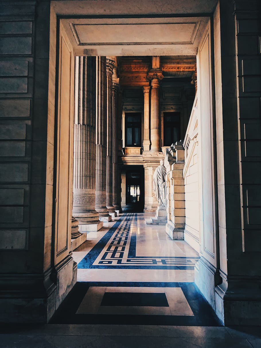 pavimentazione, pavimento, corridoio, architettura, Europa, Bruxelles, Belgio, pietra da lastrico, costruzione, pilastro, colonna, porta, legno duro, legna, corrimano, ringhiera, scala, in casa, cripta, struttura costruita, colonna architettonica, esterno dell'edificio, nessuno, il passato, storia, giorno, luce del sole, portico, Entrata, natura, all'aperto, vuoto, finestra, colonnato, palazzo di giustizia, 4K
