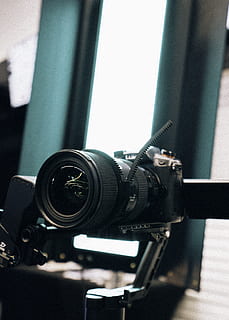 fotocamera dslr nera, elettronica, telecamera, Camera digitale, videocamera, display, schermo, tenere sotto controllo, Schermo a cristalli liquidi, attrezzatura fotografica, produzione del film, produzione video, macchina, cinghia, lenti della macchina fotografica, mensola, pelle, ruota in lega, ruota, ha parlato, temi fotografici, macchina fotografica - attrezzatura fotografica, tecnologia, in casa, obiettivo - strumento ottico, avvicinamento, nessuno, attrezzatura, concentrarsi sulle conoscenze acquisite, Fotografare, lente - occhio, colore nero, fotocamera reflex, natura morta, cultura artistica e intrattenimento, giorno, moderno, videocamera domestica, video, 2K, CC0, dominio pubblico, privo di copyright