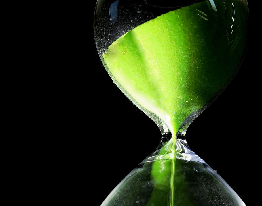 chronos, temps, rellotge, Rellotge de sorra, cronògraf, temps de, hores, temps indicatiu, minuts, rellotges, sincronització, analògic, tir de l'estudi, fons negre, color verd, primer pla, vidre - material, cap gent, a l'interior, natura morta, sol objecte, naturalesa, transparent, tallar, terra, còpia espai, sorra, data límit, menjar i beguda, 2K