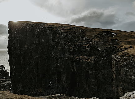 černá hora, Příroda, venku, útes, Faerské ostrovy, turistika, kopec, Skála, osoba, člověk, faroe, hora, moře, oceán, voda, deštný prales, strom, přistát, vegetace, rostlina, plošina, nebe, rock - objekt, pevný, Skalní formace, scenics - příroda, mrak - nebe, nikdo, den, krása v přírodě, klid, klidné scény, geologie, texturou, mimoměstské scény, erodoval, formace, 4K, CC0, veřejná doména, bez autorských práv