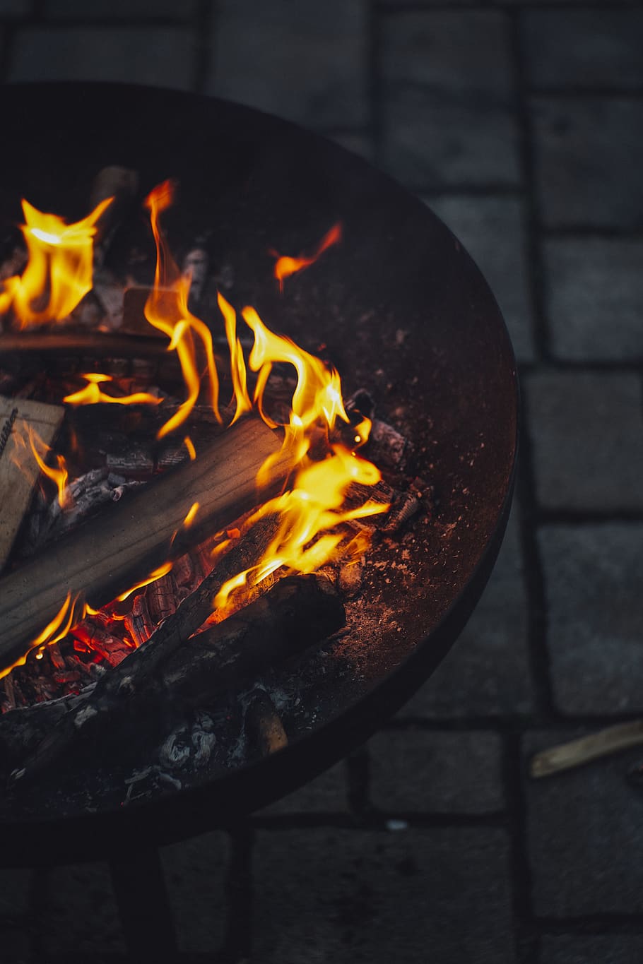 llenya ardent, cremar, cremant, primer pla, fosc, foc, llenya, flames, nit, a l'aire lliure, fora, calor, fusta, calor - temperatura, foc - fenomen natural, flama, material de fusta, naturalesa, color taronja, cap gent, registre, brillant, moviment, vista d’angle alt, medi ambient, llar de foc, foguera, 5K