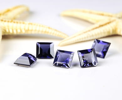 gemma, piazza, blu, ricchezza, in casa, avvicinamento, lusso, sfondo bianco, gioielli, girato in studio, nessuno, moda, concentrarsi sulle conoscenze acquisite, natura morta, copia spazio, accessorio personale, eleganza, gruppo di oggetti, squillare, brillante, diamante - gemma, tavolo, 2K, CC0, dominio pubblico, privo di copyright