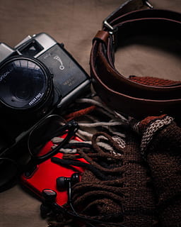 svart, milc, ved siden av, brun, lærbelte, kamera, nærbilde, elektronikk, utstyr, fokus, innendørs, instrument, lær, linse, optikk, teknologi, fotografering temaer, kamera - fotografisk utstyr, ingen folk, stilleben, kunstkultur og underholdning, musikk, fotografisk utstyr, bord, forbindelse, digitalkamera, hodetelefoner, svart farge, lytting, retro stylet, slr kamera, 2K, CC0, offentlig domene, opphavsrett gratis
