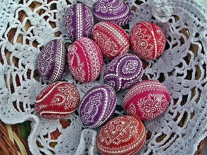 Ostern, Ostereier, Osterkorb, Ei, High Angle View, Lebensmittel, rot, Stillleben, keine Leute, drinnen, Vollbild, Essen und Trinken, Nahansicht, Frische, Muster, Hintergründe, Tabelle, Süßes Essen, große gruppe von gegenständen, Kunst und Handwerk, fertig für den Verzehr, Genuss, Beerenfrucht, pinke Farbe, Versuchung, 1080P, CC0, gemeinfrei, lizenzfrei