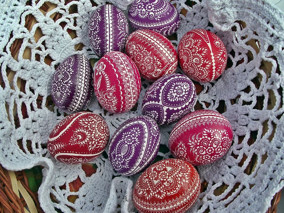 Ostern, Ostereier, Osterkorb, Ei, High Angle View, Lebensmittel, rot, Stillleben, keine Leute, drinnen, Vollbild, Essen und Trinken, Nahansicht, Frische, Muster, Hintergründe, Tabelle, Süßes Essen, große gruppe von gegenständen, Kunst und Handwerk, fertig für den Verzehr, Genuss, Beerenfrucht, pinke Farbe, Versuchung, 1080P