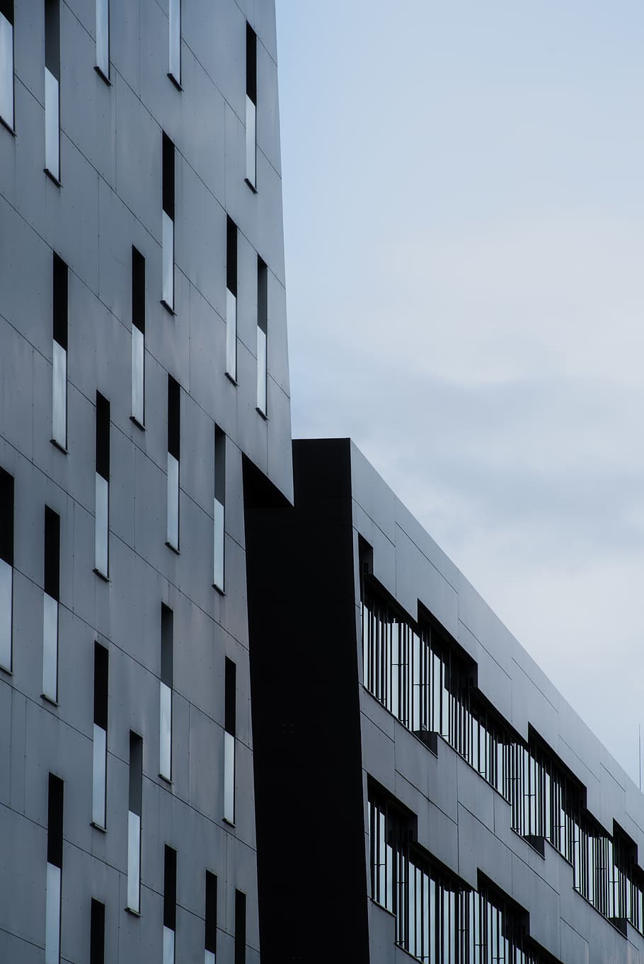 estructura de formigó negre, edifici, ciutat, urbà, edifici d'apartaments, de gran alçada, Austràlia, innsbruck, arquitectura, habitatge, cel, mínim, finestra, vidre, a l'aire lliure, reflexió, disseny modern, edifici d'oficines, gratacels, centre de la ciutat, estructura construïda, exterior de l'edifici, vista d’angle baix, cap gent, modern, naturalesa, dia, barri residencial, oficina, exterior d’edifici d’oficines, patró, cel clar, Color blanc, en fila, apartament, 5K