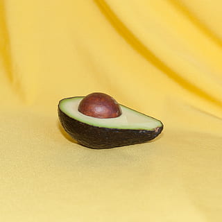 viipaloitu avokado, ruoka, ruoka ja juoma, terveellinen ruokavalio, hedelmä, ei ihmisiä, tuoreus, hyvinvointi, lähikuva, asetelma, sisällä, keltainen, keltainen tausta, valikoiva tarkennus, mutteri, korkea kulma, yksi kohde, pähkinä - ruoka, kypsä, kopiointitila, trooppinen hedelmä, välipala, 2K, CC0, public domain, rojaltivapaa
