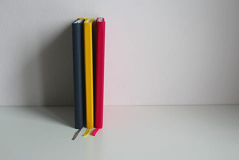 notesblok, Bemærk, skrive, papir, besked, blog, skriveblok, bord, dekoration, blogger, planlægning, kontor, markedsføring, studerende, virksomhedernes, notesbog, professionel, meddelelse, strategi, plan, blyant, indendørs, studio skud, grå, enkelt objekt, rød, ingen mennesker, viskelæder, uddannelse, grå baggrund, Kunst og håndværk, enkelhed, gummi, kopiere plads, skriveinstrument, hvid baggrund, kreativitet, tegning - kunstprodukt, forretning, 4K, CC0, offentligt domæne, royaltyfrie